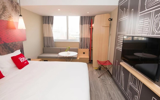 ibis Luoyang Baolong Square Hotel