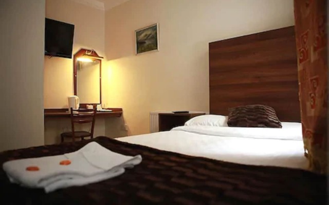 Kingston Hotel