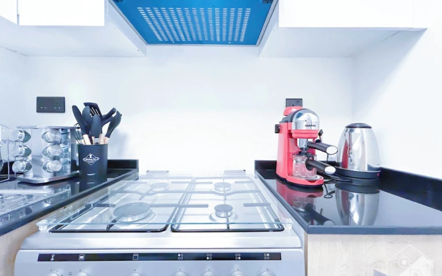 Luxury 1-br Villa in Rukan: Dubai Skyline Views!