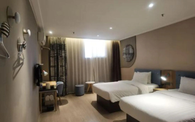 Yijia Hotel (Xinyi Railway Station Nanjing Road)