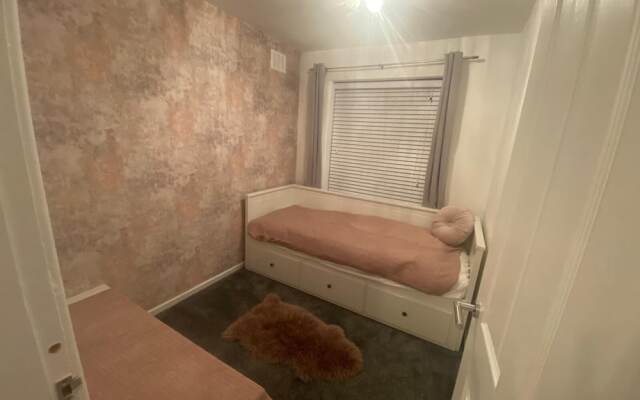 Charming 3-bed House Near Central Manchester