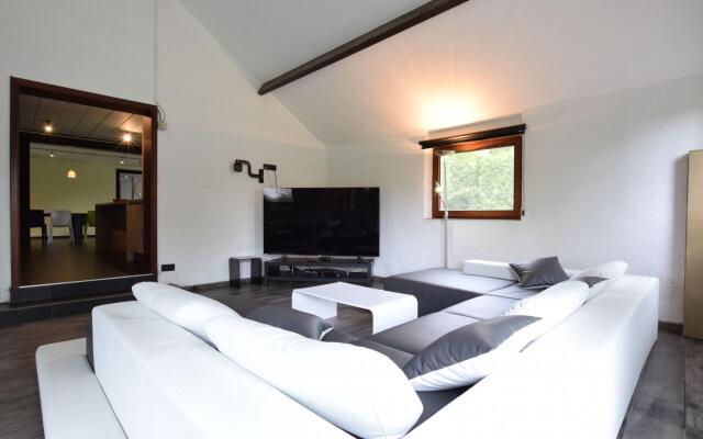 Spacious Holiday Home La Roche-en-Ardenne with Pool