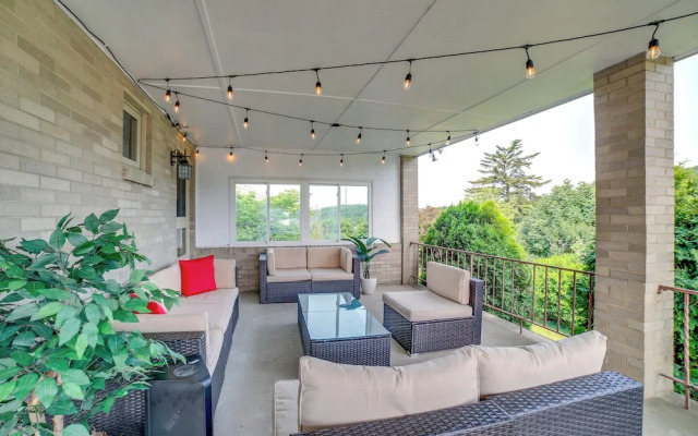 3 Mi to Downtown: Pittsburgh Home w/ Balcony!
