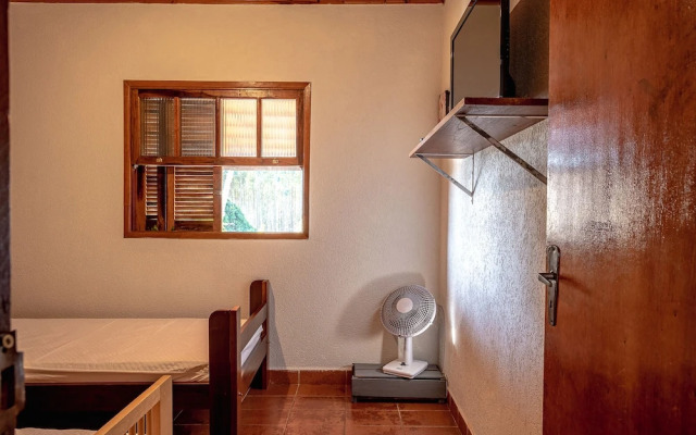 Sítio com piscina e lagoa particular