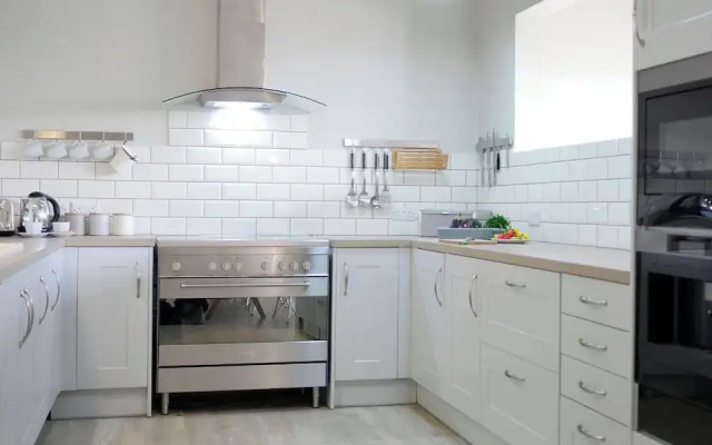 Villa Adina - Sleeps 7 - Pool - Parking - Garden