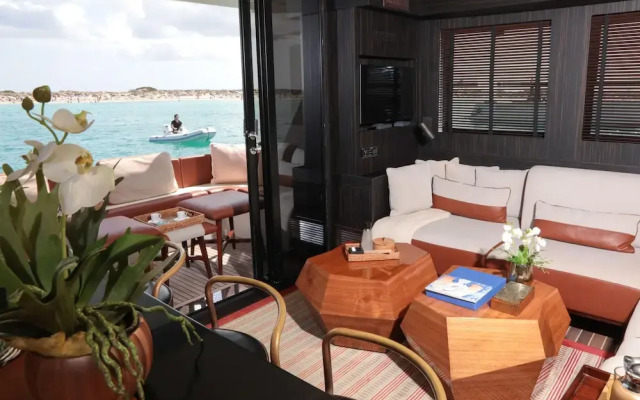 House of Hütter - Floating Home Goldfinger