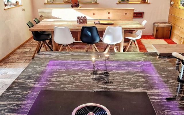 DMG - 'Large, Luxurious Ground Floor' Apartment