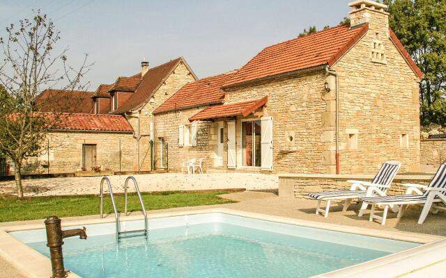 Beautiful Holiday Home in Cressensac with Swimming Pool