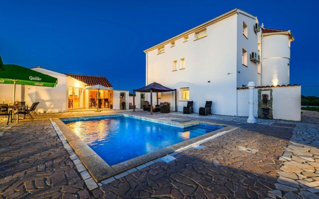 Awesome Home in Valtursko Polje With Wifi and 12 Bedrooms