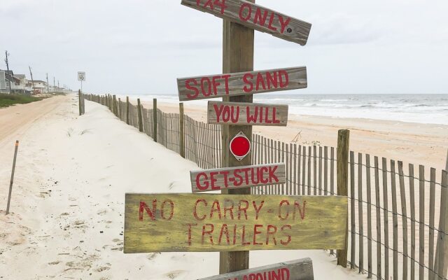 Beachfront Sapphire: Luxe 6 Bedroom Home