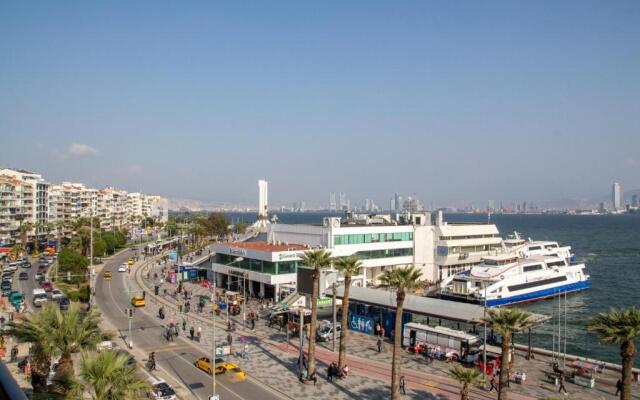 Spacious Flat With Sea View In Zmir Karsiyaka