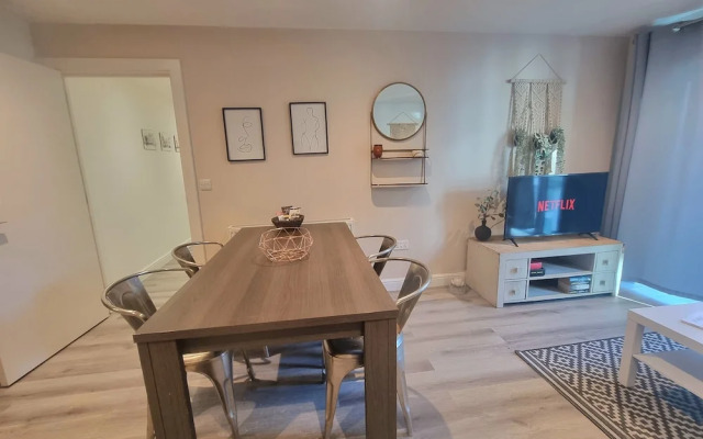 2Bed-2Bath Flat - Gym Pool Balcony Lift