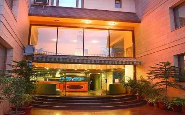 Royal Retreat, OYO Premium Sikanderpur Metro II