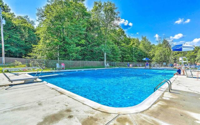Walk to Beach: Pocono Lake Cabin w/ Pool Access!