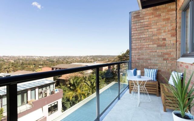 Beachside Apartment with Stunning Views & Parking