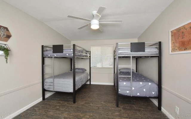 Spacious Updated 2 Masters POOL