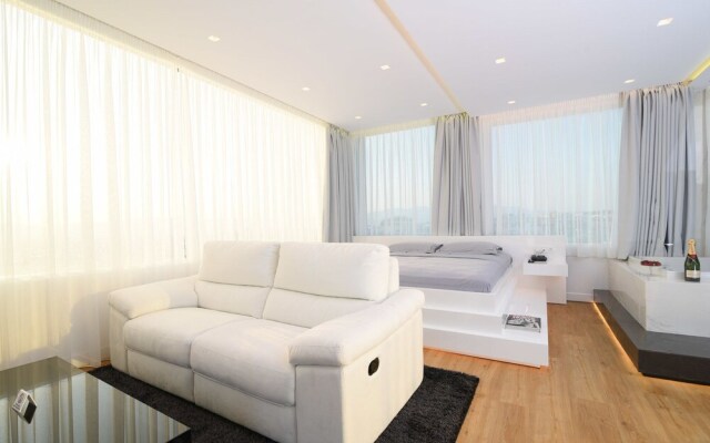 Majestic Homm Penthouse in the Heart of Plaka