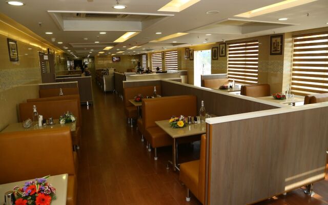 Raaj Bhaavan Clarks Inn Chennai