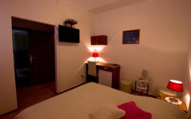 Apartments and Rooms Dis