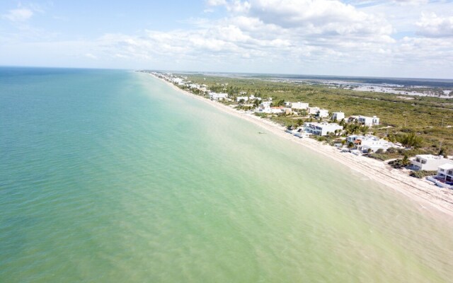 Piña Beach House in San Benito Beach