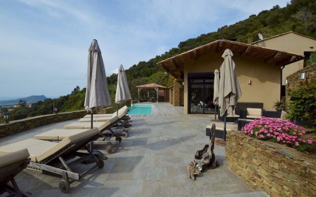 Villa piscine à débordement panorama