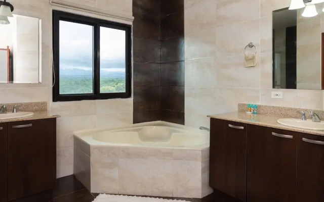 The Golf-view Condo by Acomodo