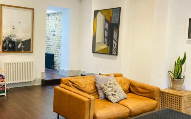 Charming 3-bed House in London