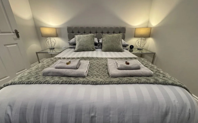 Luxury Full Apartment Free Secure Parking King bed