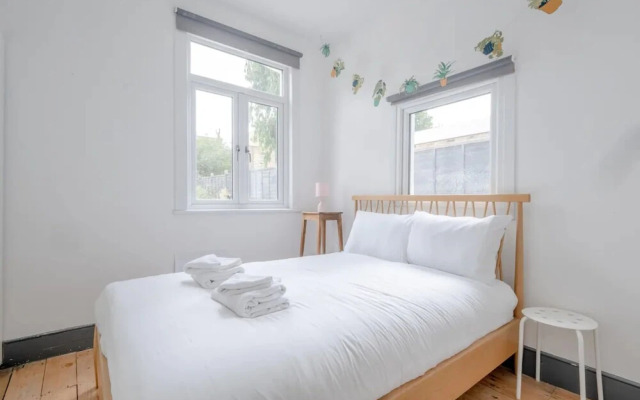 Lovely 3 Bedroom Apartment in Clapton With Garden