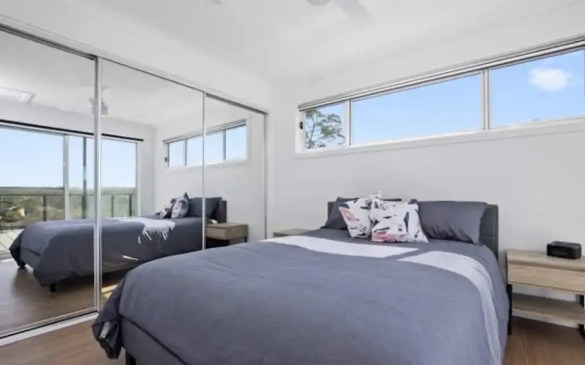 3-bed Coastal Getaway With Direct Beach Access