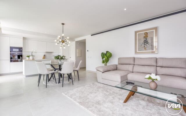 Lady in Fuengirola with 2 bedrooms and 2 bathrooms
