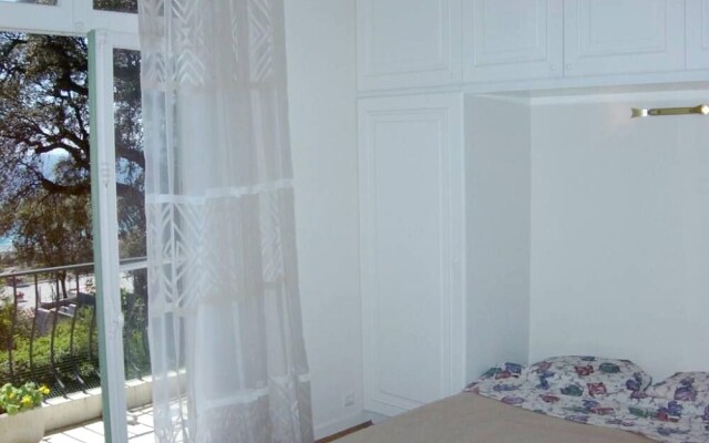 Studio in Cannes, With Wonderful sea View, Enclosed Garden and Wifi -