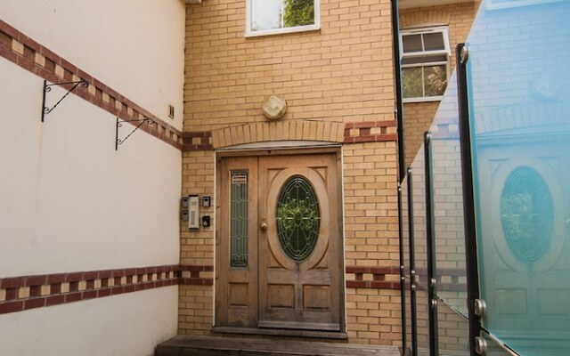 Boutique Balcony Apartment at Bodorgan Manor