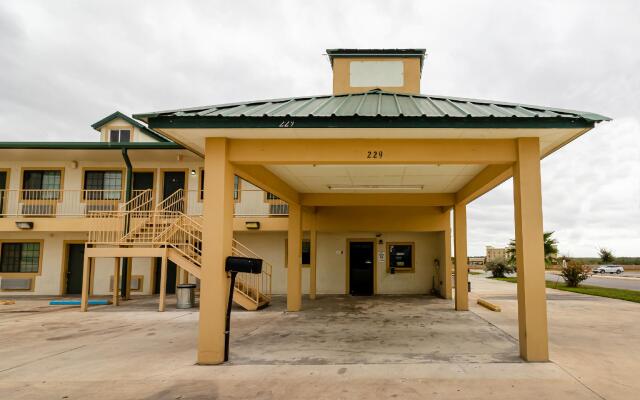 OYO Garden Inn and Suites Pearsall I-35 East