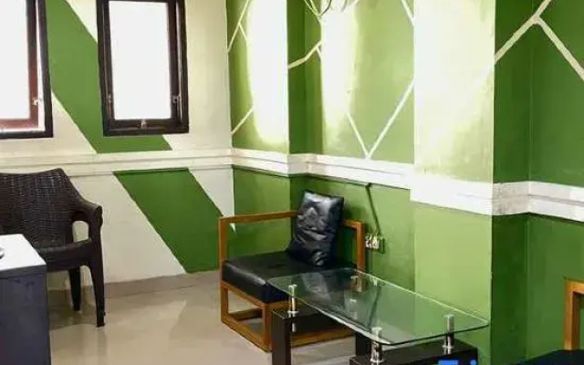 M o M Guest House