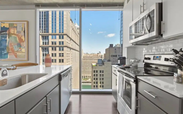 Loop City Views 2BR Apt Near Riverwalk