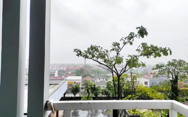 Nice And Elegant Studio At Vida View Makassar Apartment
