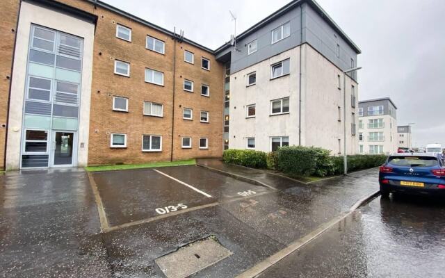 Glasgow Ellerslie Path 2bd Home - Parking