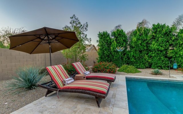 HEATED POOL, SPA, Fire Pit, very LUXURY + SLEEPS 9! by RedAwning