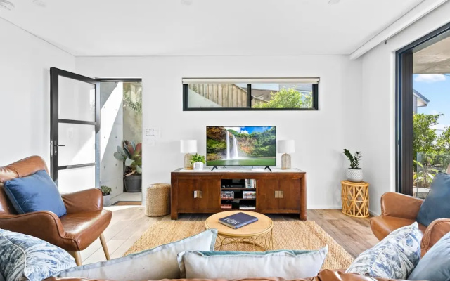 Ocean Views, Deck and Parking at Beach Apartment – Guest Rooms – Sydney