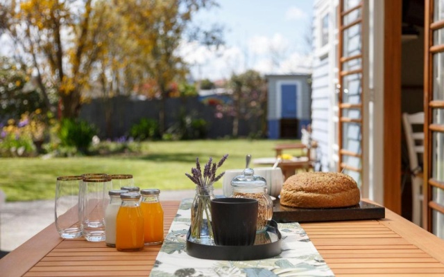 Studio Cottage - Walk to the Lake & Town – Outside – Taupo