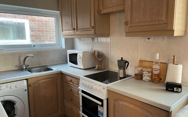 Beach Chalet - 2 Bedrooms - 4 Guests - Parking
