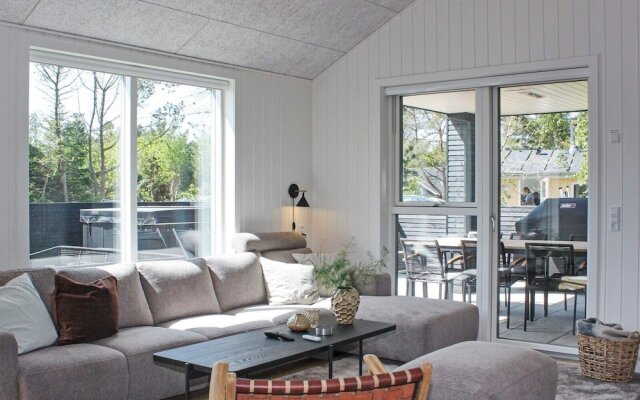 10 Person Holiday Home in Blavand