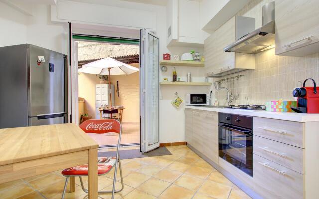 VOMERO-ROSSINI restored, 4 pax, 2 bath, wifi, aircond