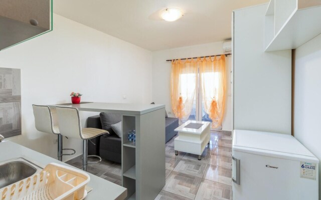 Beautiful Apartment in Stinjan With Wifi