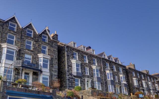 Modern Apartment Near the Estuary of the Mawddach River