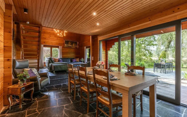 Huswell - Tranquil Retreat Cozy Chalet in the Heart of Urse