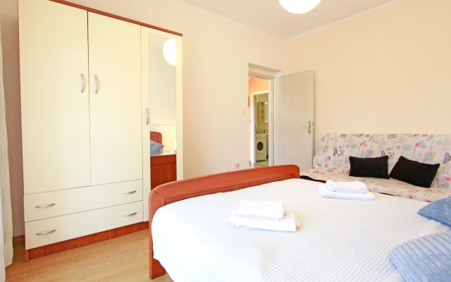 Apartment Nika - nice garden: A2 Nin, Zadar riviera