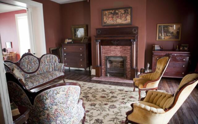 Main Street Bed & Breakfast Established in 1810