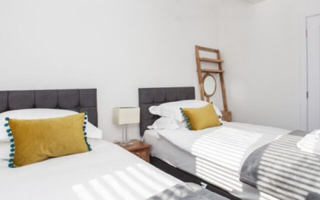 Whitehouse Apartments- Apartment B